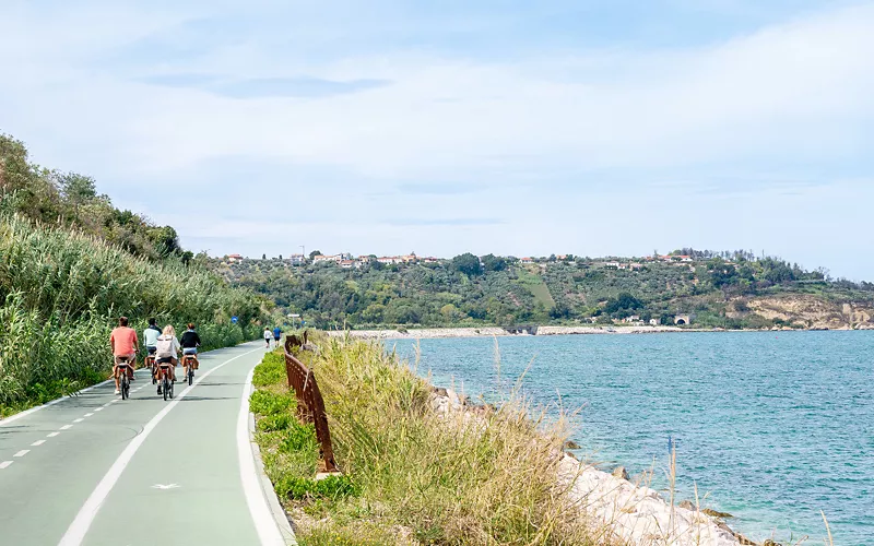 Ciclisti sulla Via Verde dei Trabocchi