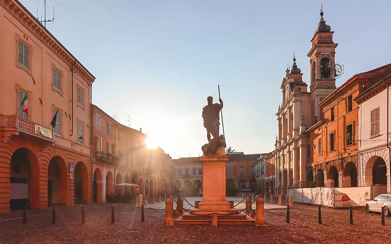 Statua di Ferrante I Gonzaga a Guastalla al tramonto