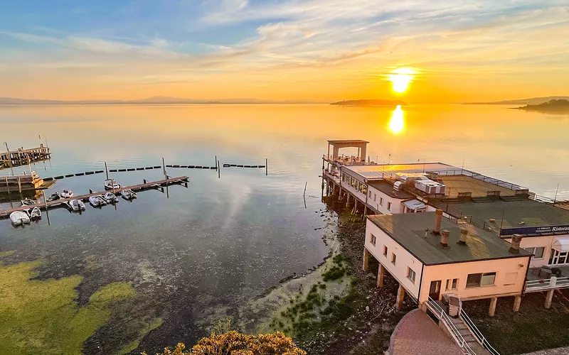 Passignano, veduta del lago Trasimeno al tramonto