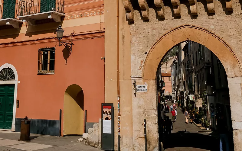 Finale Ligure, arco d'ingresso a Finalborgo