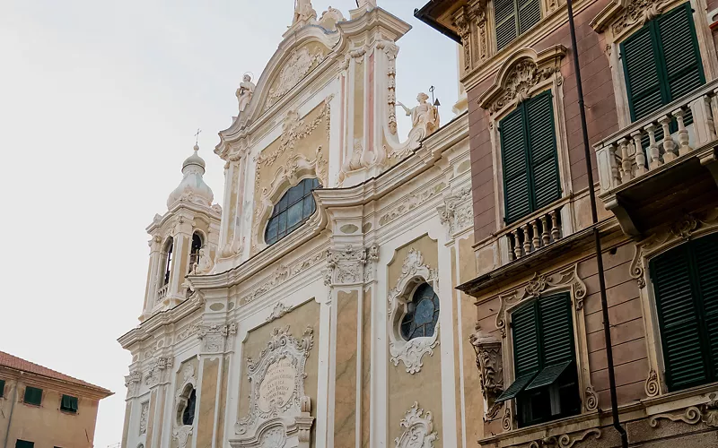 Finale Ligure, facciata di una chiesa