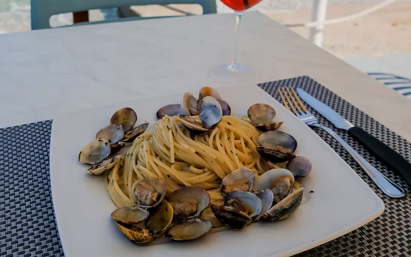 Noli, piatto con spaghetti e vongole