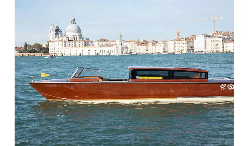 Venice: Private Water Taxi between Marco Polo Airport & City Center