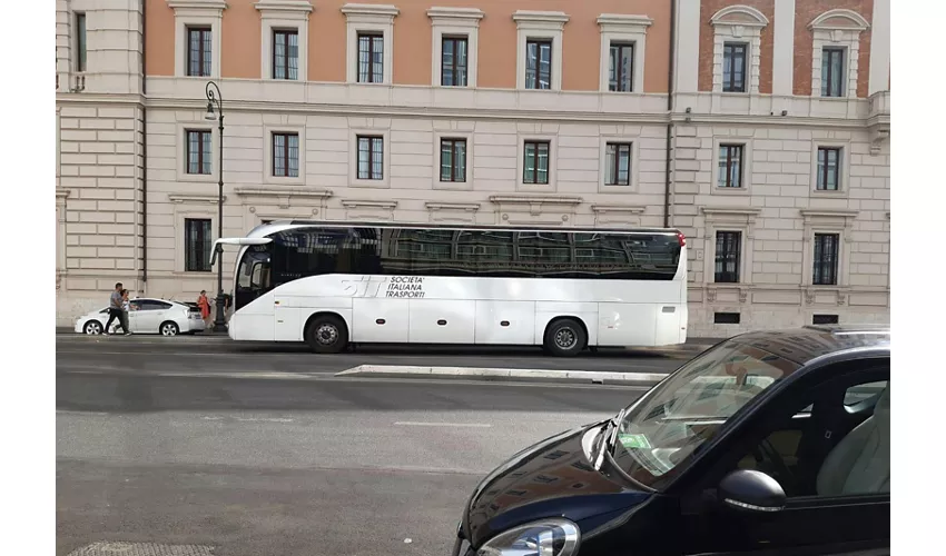 Roma: Trasferimento in autobus di sola andata dalla Stazione Termini all'Aeroporto di Fiumicino