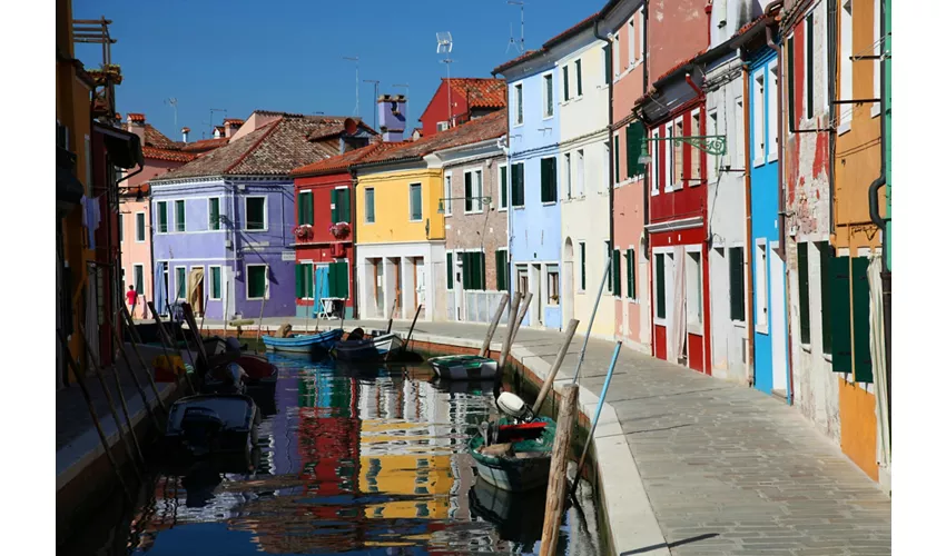 Murano y Burano: Excursión Privada en Barco + Demostración de Soplado de Vidrio y Encaje