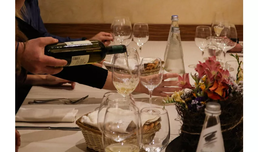 Roma: Degustazione guidata di vini + cena