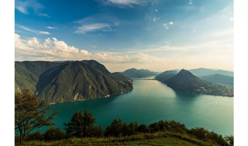 Como, Lugano e Bellagio: crociera privata in barca da Milano
