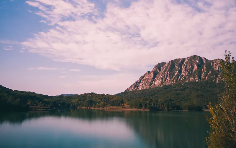 Où voir le lever du soleil à Molise : sur le lac de Castel San Vincenzo