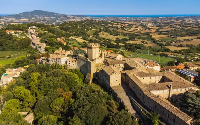 Tra mura medievali, vino e Appennino anconetano