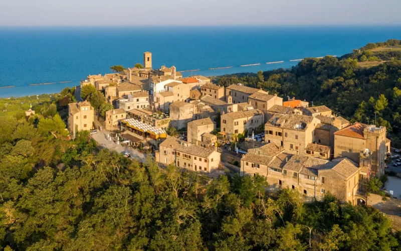 Tra belvedere sull'Adriatico e vallate del Fermano