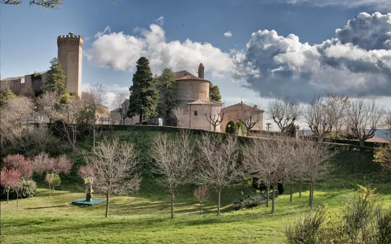 Tra belvedere sull'Adriatico e vallate del Fermano