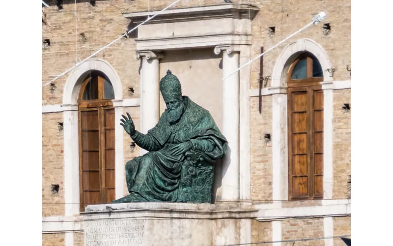 Las estatuas de Sixto V en Fermo y Loreto