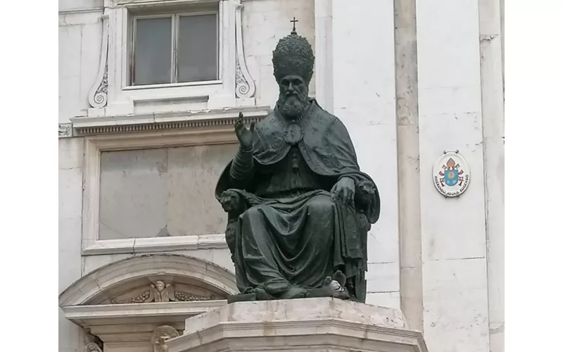 Las estatuas de Sixto V en Fermo y Loreto