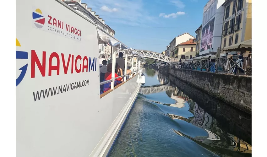 Aperitif by boat on the Navigli