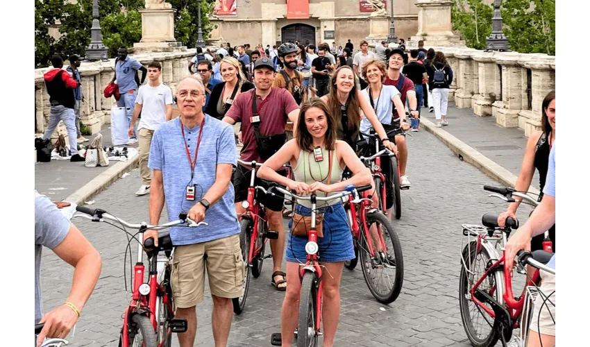Roma: Tour guidato serale in bicicletta