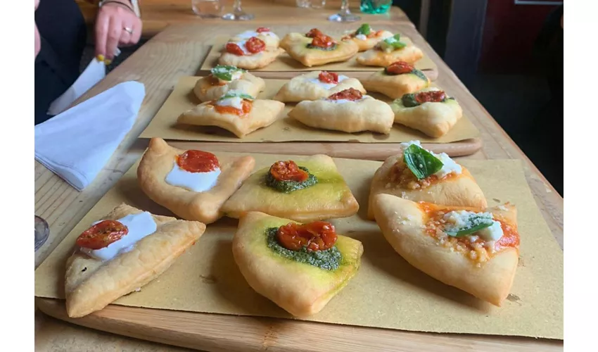 Roma: Tour della pizza e dei drink al tramonto presso il Colosseo