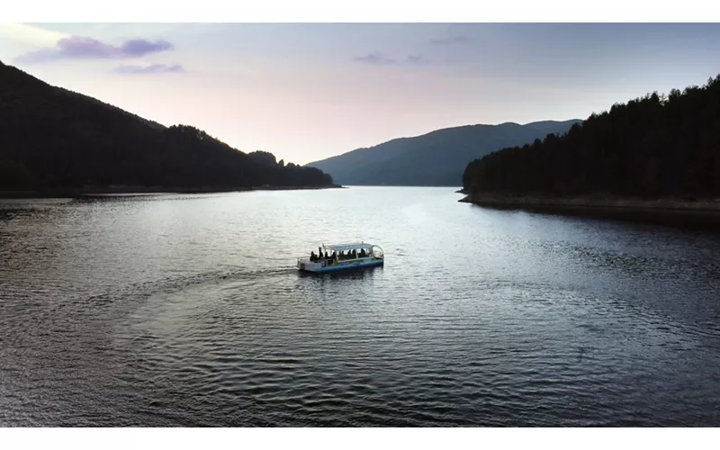 Battello sul lago Ampollino
