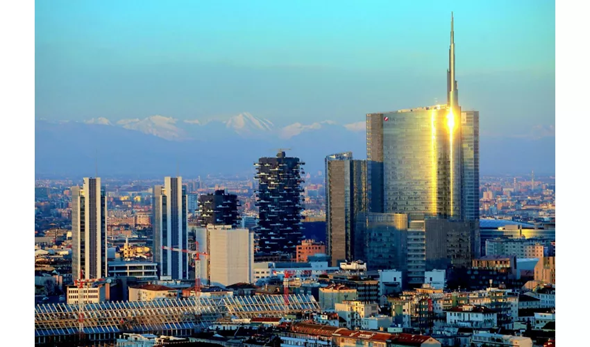 Milano: Tour notturno in autobus scoperto + guida audio