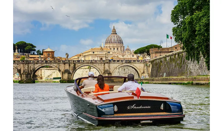 Roma: Paseo en barco privado por el Tíber