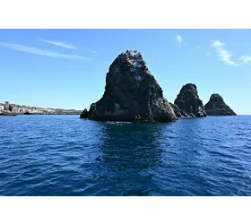 Islas Ciclopi y La Timpa di Acireale: Excursión en barco y experiencia de submarinismo