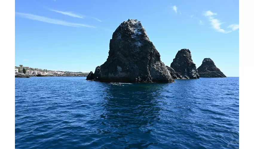 Islas Ciclopi y La Timpa di Acireale: Excursión en barco y experiencia de submarinismo