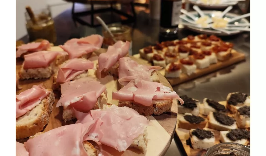 Archiginnasio de Bolonia: Entrada de acceso rápido + Tour guiado + Cata de vinos