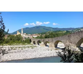 Bobbio(PC), Vista del Ponte gobbo e del fiume Trebbia, archivio Immagini Comune di PIacenza, Licenza CC-BY-NC-SA, 3.0