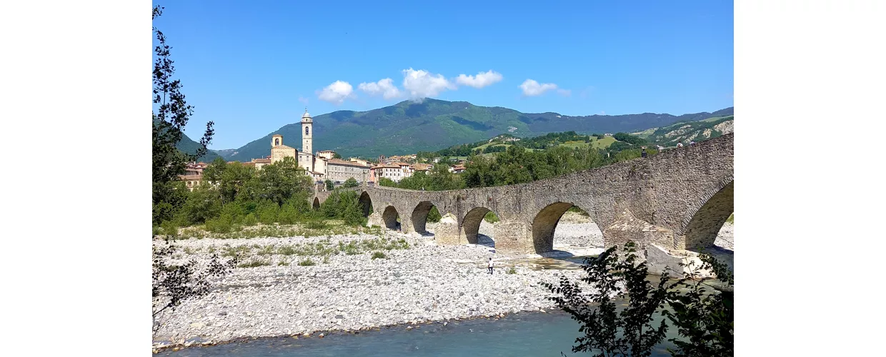 Bobbio(PC), Vista del Ponte gobbo e del fiume Trebbia, archivio Immagini Comune di PIacenza, Licenza CC-BY-NC-SA, 3.0