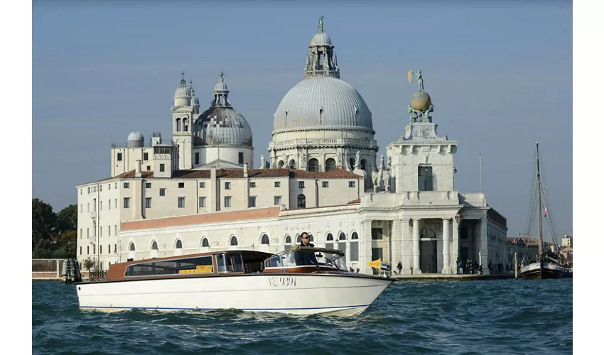 Venice: Water Taxi Transfer from Venice City Center to Marco Polo Airport