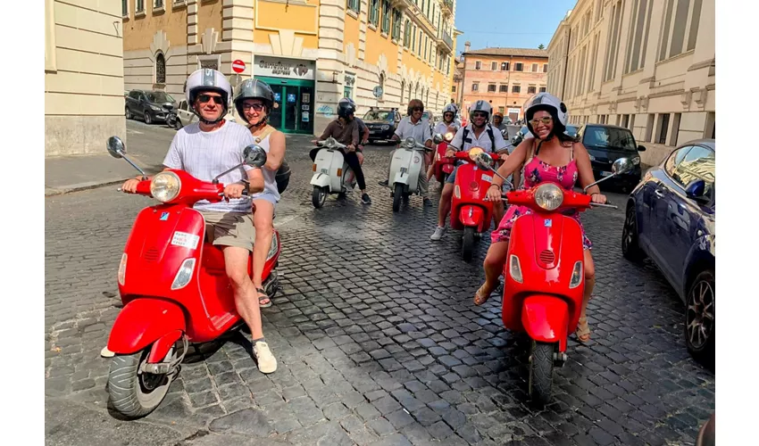 Roma: Tour guidato in Vespa