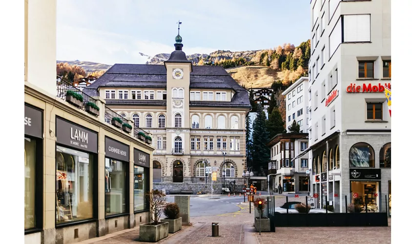 Comer See & St. Moritz: Tagestour ab Mailand + Fahrt mit der roten Bernina-Bahn & Bootstouren