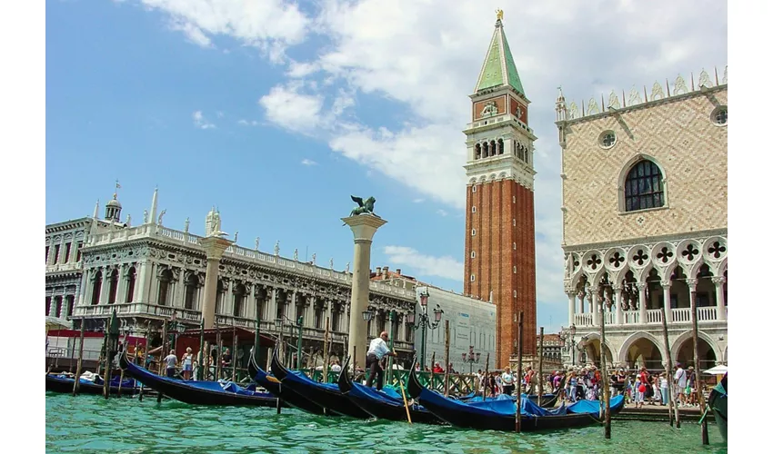 Venezia: Giro in gondola attraverso il Ponte dei Sospiri e il Bacino di San Marco