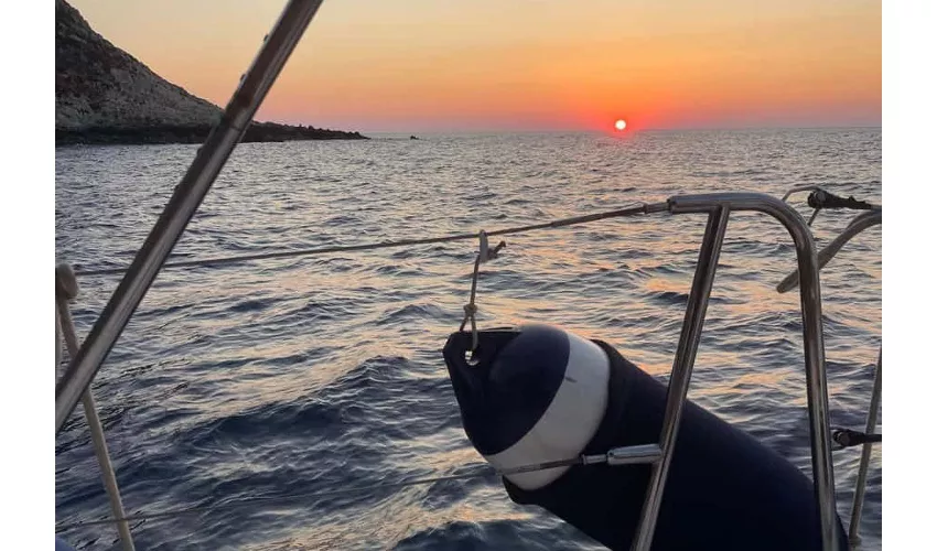 Palermo: Tour privato in barca a vela al tramonto + cena + vino
