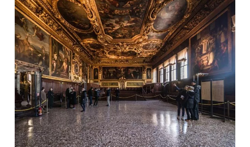 Doge’s Palace, St. Mark’s Basilica & Murano Islands: Guided Tour + Gondola Ride