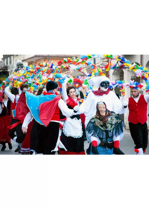Carnevale in Irpinia: la tradizione sfila in maschera  