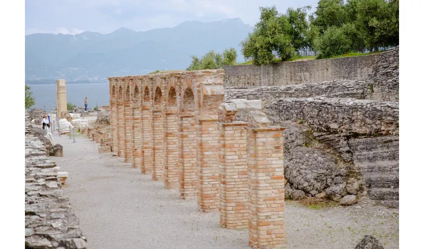 Sirmione: Excursión en barco y Cuevas de Catullo