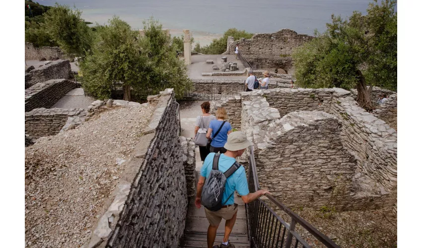 Sirmione: Excursión en barco y Cuevas de Catullo