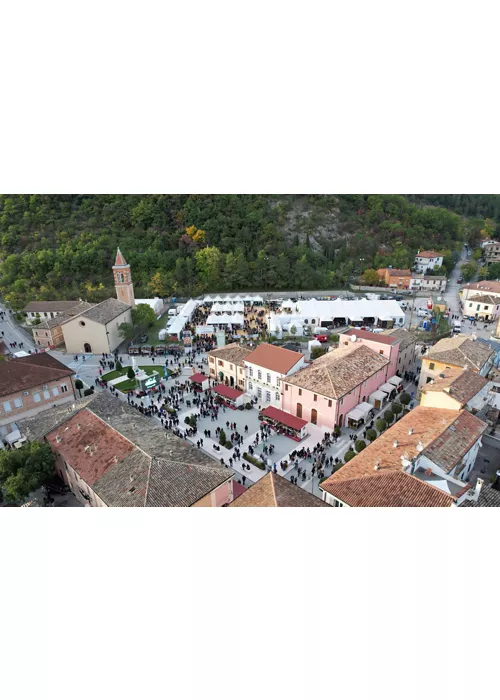 Acqualagna celebra il Re Tartufo: sapori, gusto e tradizione per una festa unica nelle Marche