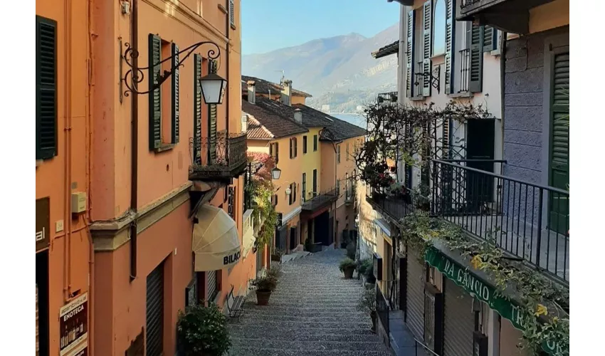Bellano, Varenna, Bellagio e Como: Tour guidato in giornata da Milano + traghetto