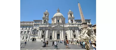 Sant'Agnese in Agone y Cripta: Entrada acompañada