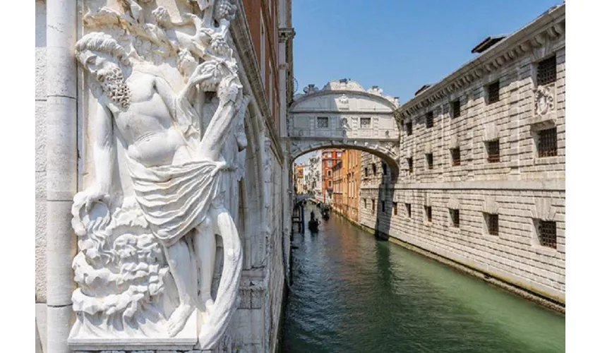 Venezia: Giro in gondola attraverso il Ponte dei Sospiri e il Bacino di San Marco