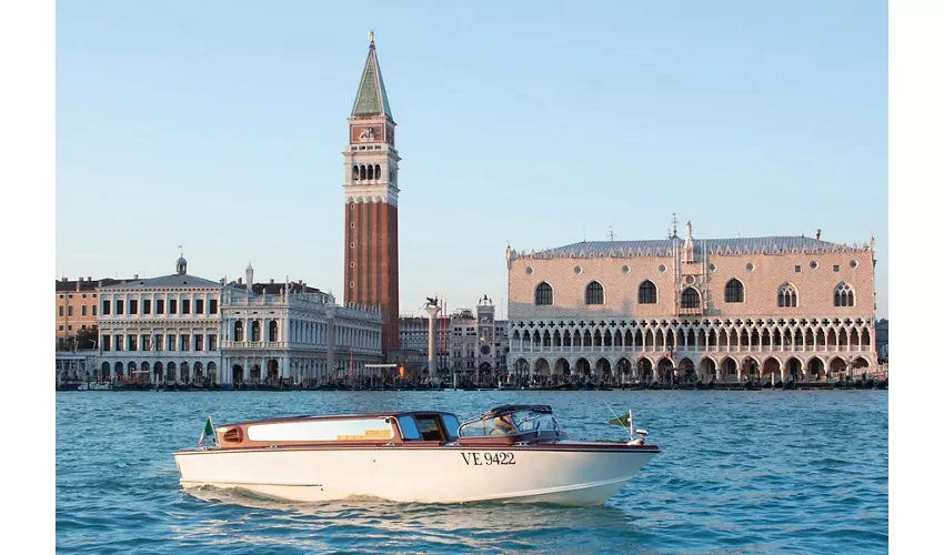 Venice: Private Water Taxi To/From Marco Polo Airport & Venice Center