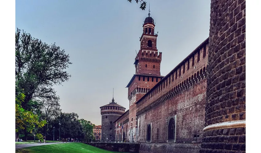 Milano: Tour notturno in autobus scoperto + guida audio