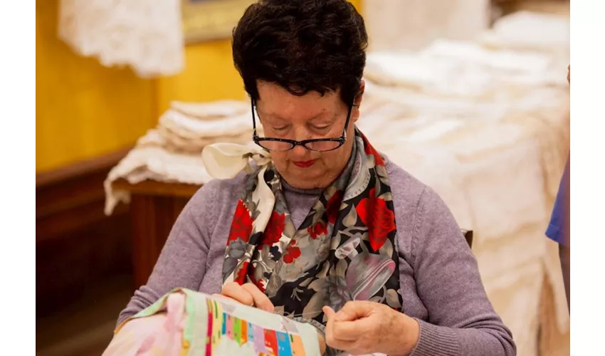 Murano y Burano: Excursión Privada en Barco + Demostración de Soplado de Vidrio y Encaje