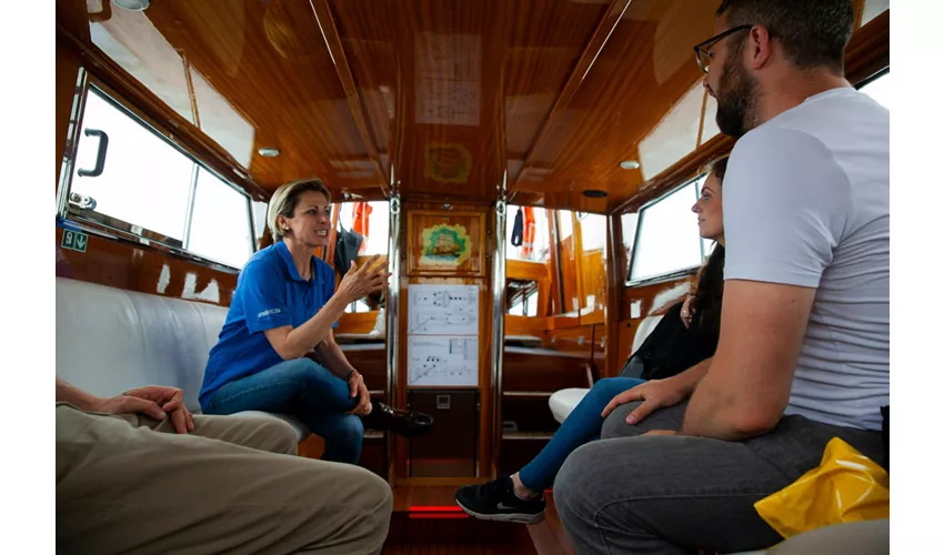 Murano y Burano: Excursión Privada en Barco + Demostración de Soplado de Vidrio y Encaje