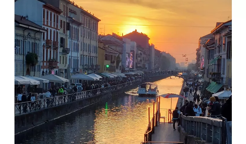 Aperitif by boat on the Navigli