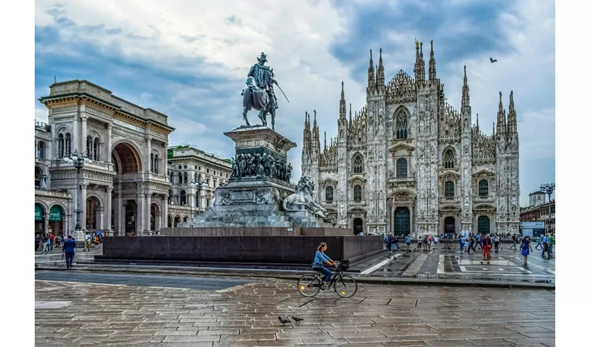 Milano: Tour notturno in autobus scoperto + guida audio