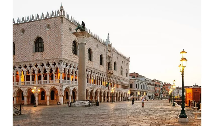 Boat Transfer from Piazzale Roma to San Marco with Guide