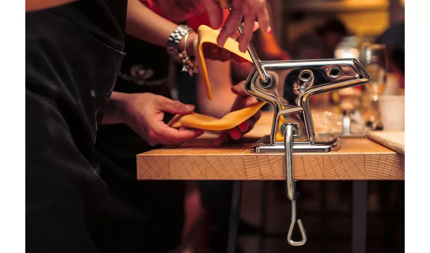 Roma: Corso di preparazione della pasta con uno chef locale + bevande