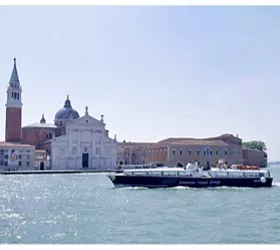 Murano, Burano & Torcello: Afternoon Boat Tour + Glass-blowing Demonstration